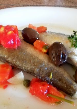 Foto di Sgombro al Forno con Pomodorini Freschi, Olive Verde e Capperi