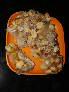 शेंगदाणा चिक्की (shengadana chikki recipe in marathi) रेसिपी चे मुख्य फोटो