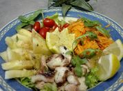 Una foto di insalata di ananas