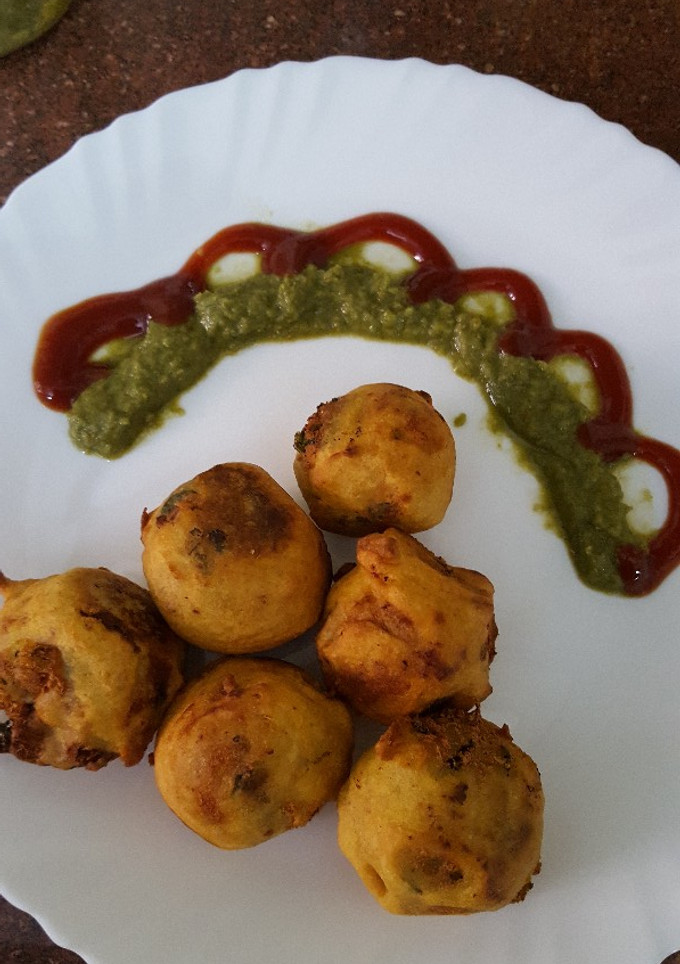 A picture of Batata vada.