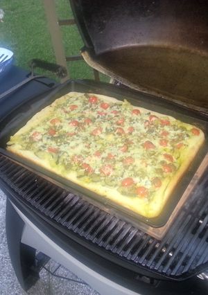 A picture of BBQ PIZZA with zucchini and Grana padano.