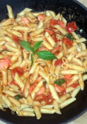 A picture of penne in marinara sauce (cheap way).