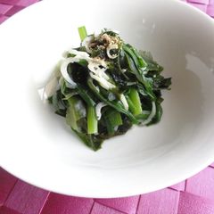 A picture of Refreshing Garlic Chives and Wakame Simmered with Jako.