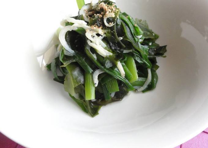 Refreshing Garlic Chives and Wakame Simmered with Jako