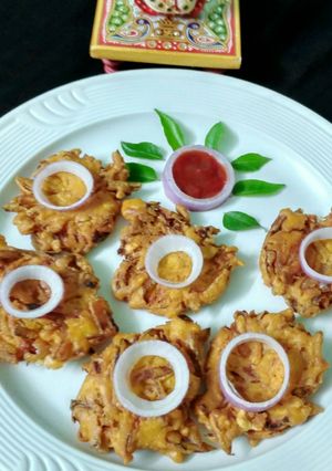 फ्लैट प्याज़ पकोड़ा पिआजि (Flat onion pakoda { piaaji } recipe in hindi) रेसिपी मुख्य फोटो