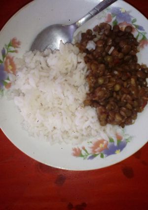 A picture of Boiled rice with green lentils.
