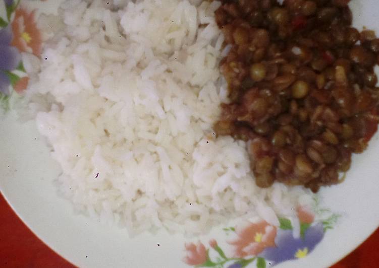 Boiled rice with green lentils