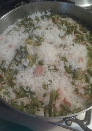 Una foto de Arroz blanco con ejotes y tocino