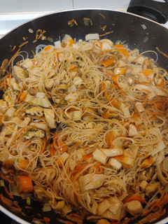 Una foto de Fideos de arroz chinos con mejillones y surimi