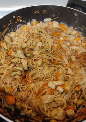 Una foto de Fideos de arroz chinos con mejillones y surimi