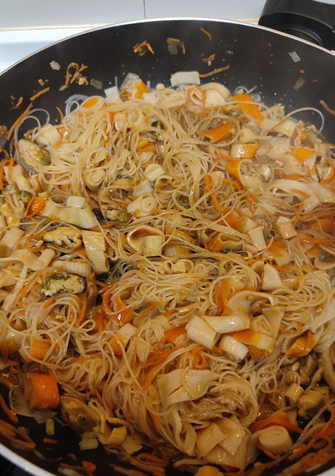 Una foto de Fideos de arroz chinos con mejillones y surimi