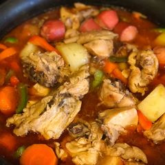 A picture of Chicken Afritada.