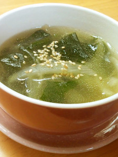 A picture of Chinese Style Soup with Wakame Seaweed and Onion.