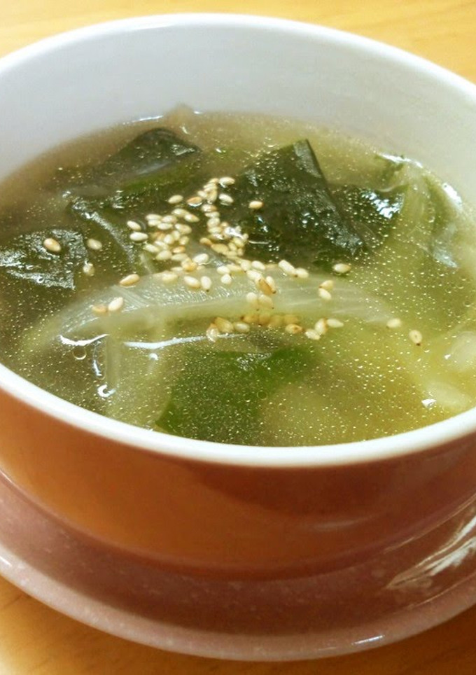 A picture of Chinese Style Soup with Wakame Seaweed and Onion.