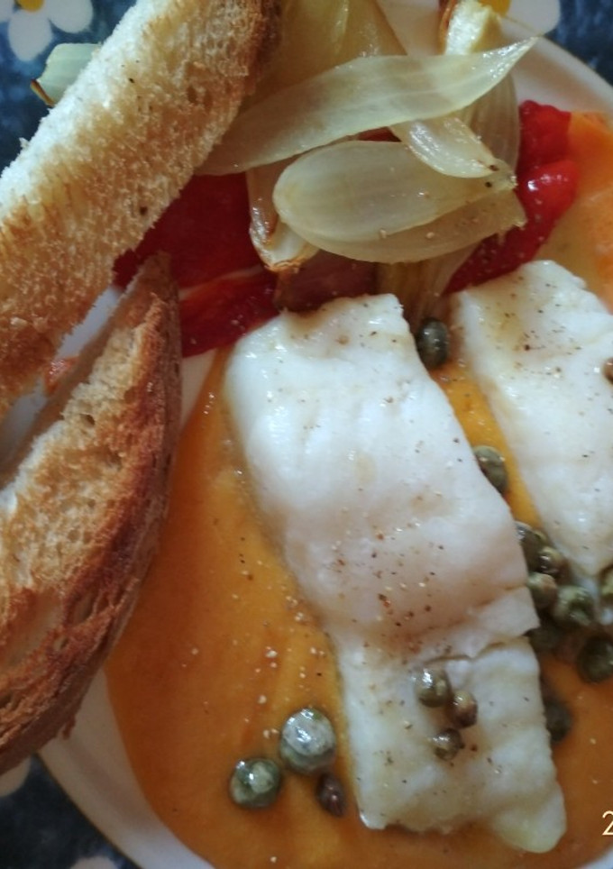 Una foto de Bacalao confitado sobre crema de boniato