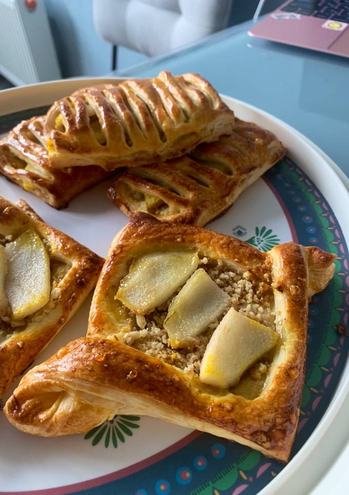 Слойки з горішками та фруктами