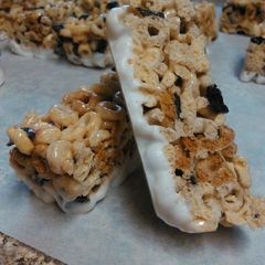 A picture of Blueberry Cherrio Cereal Bars.