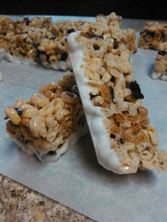 A picture of Blueberry Cherrio Cereal Bars.