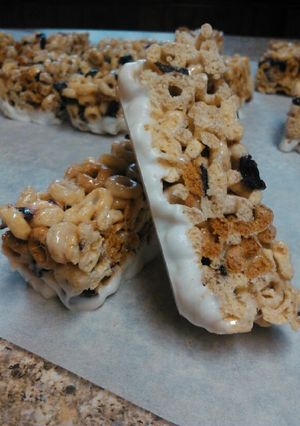 A picture of Blueberry Cherrio Cereal Bars.