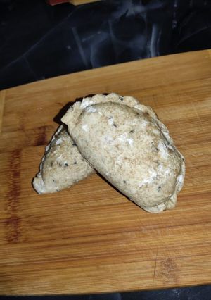 Una foto de Empanadas rellenas de pollo con salsa bechamel y masa integral con semillas casera