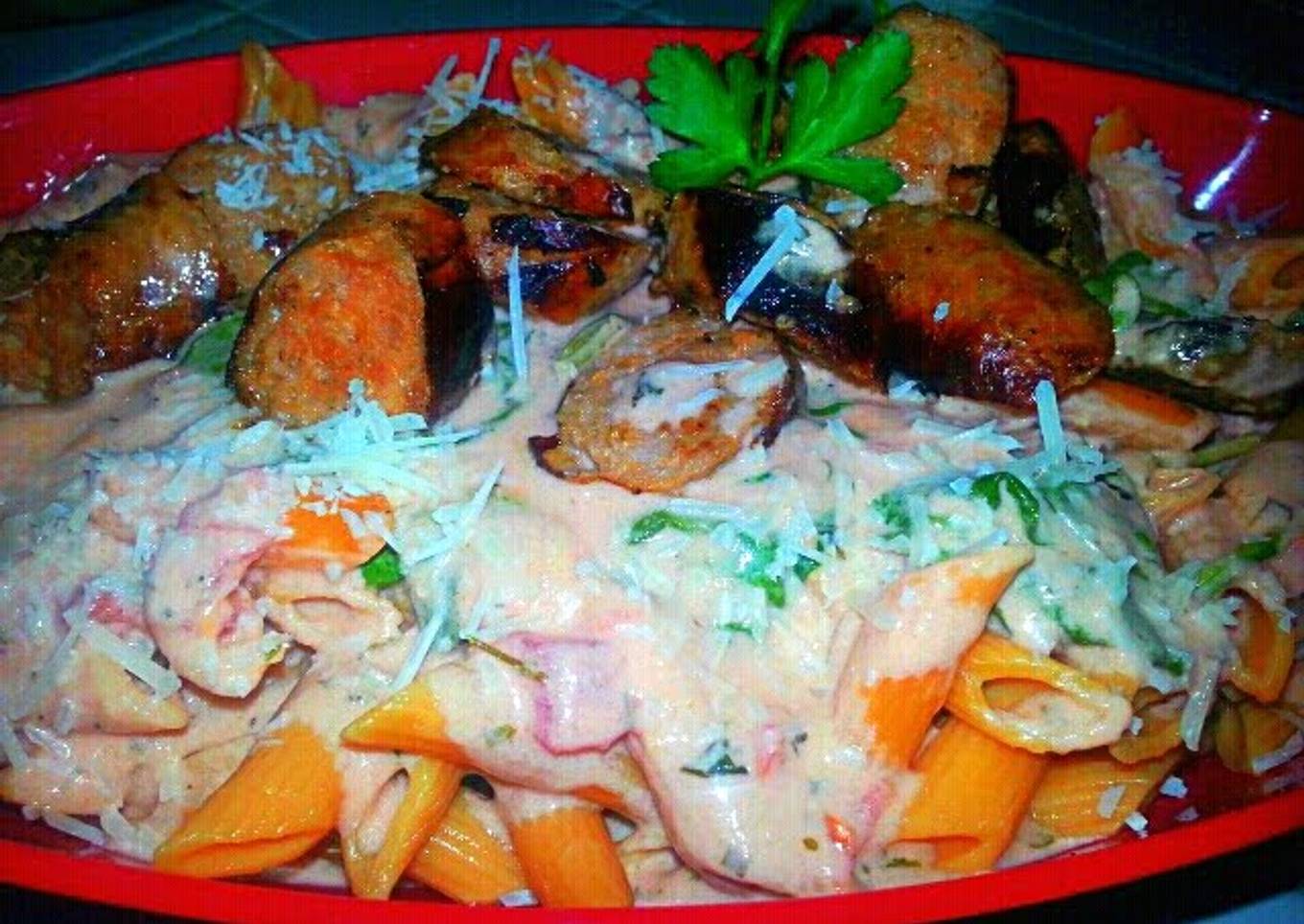 Ray-creamy tomato sauce with vegetable paste and Italian sausage