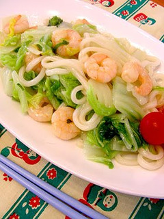 A picture of Simple Salt-Flavored Pan-Steamed Udon Noodles with Chinese Cabbage and Shrimp.