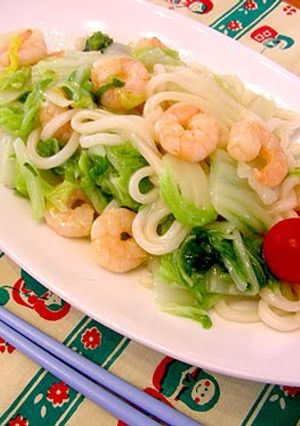 A picture of Simple Salt-Flavored Pan-Steamed Udon Noodles with Chinese Cabbage and Shrimp.