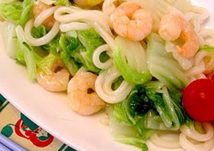 Simple Salt-Flavored Pan-Steamed Udon Noodles with Chinese Cabbage and Shrimp