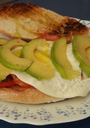 Una foto de Tostada con huevo a la plancha