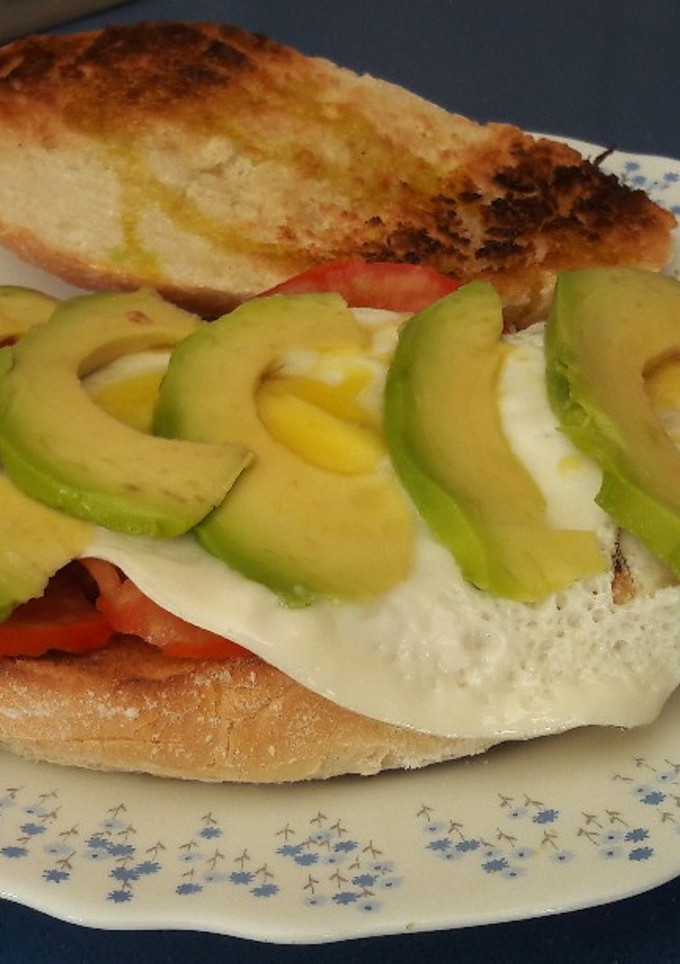 Una foto de Tostada con huevo a la plancha