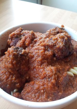 A picture of Pasta and meatballs.