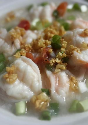 A picture of Thai Rice soup with Prawns / Khao Tom Koong.