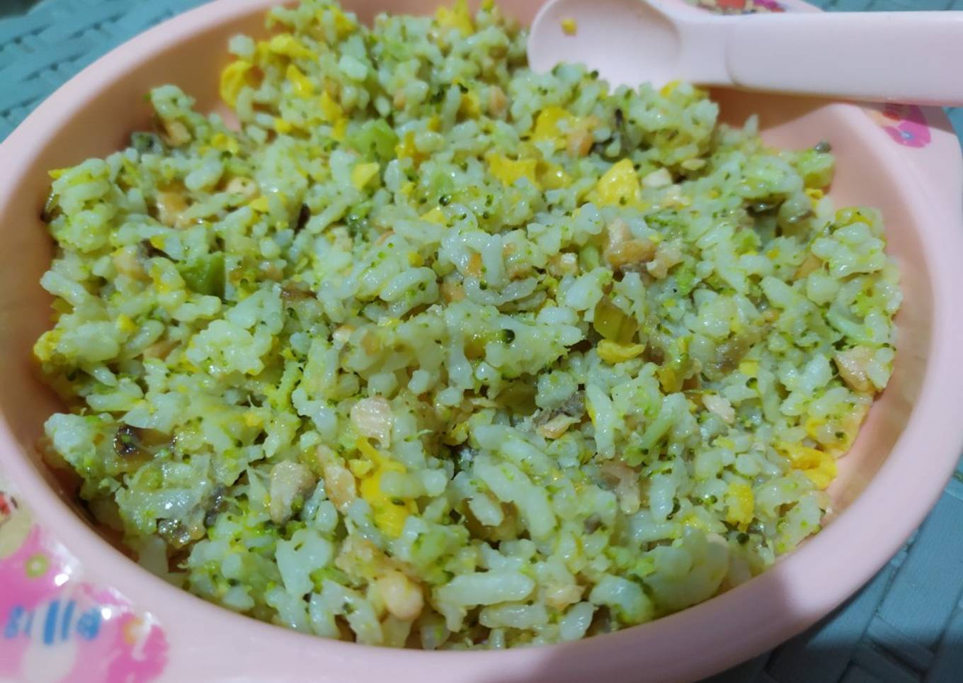 Nasi goreng dengan salmon dan brokoli