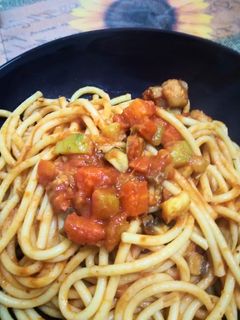 Una foto de Pasta con salsa de verduras y tomate