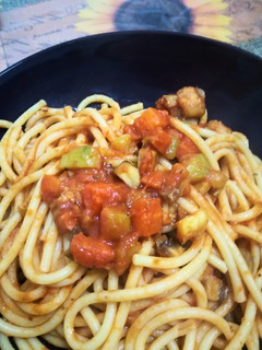 Una foto de Pasta con salsa de verduras y tomate