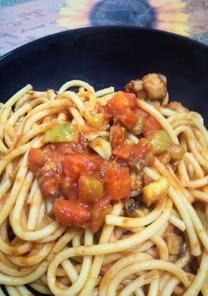 Una foto de Pasta con salsa de verduras y tomate