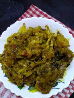 মাছের মাথা দিয়ে বাঁধাকপি (macher matha diye bandhakopi recipe in Bengali) রেসিপির প্রধান ছবি