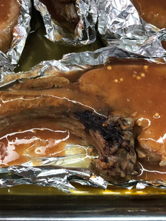 Una foto de Costilla de Cerdo Sonorense “Rack de Cerdo Corte Francés “