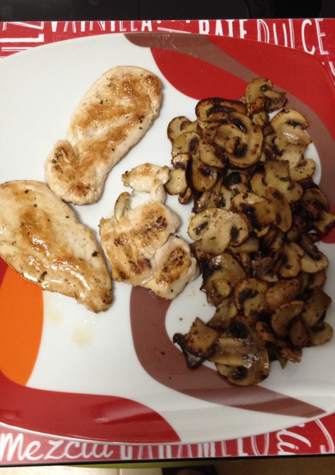 Una foto de Pechuga de pollo y champiñones a la plancha