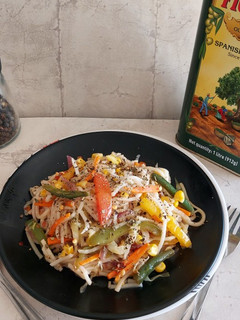 હક્કા નુડલ્સ(hakka noodles recipe in Gujarati) રેસીપી મુખ્ય ફોટો