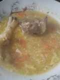 Sopa de sémola con carne y pollo