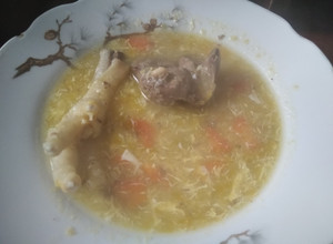 Una foto de Sopa de sémola con carne y pollo