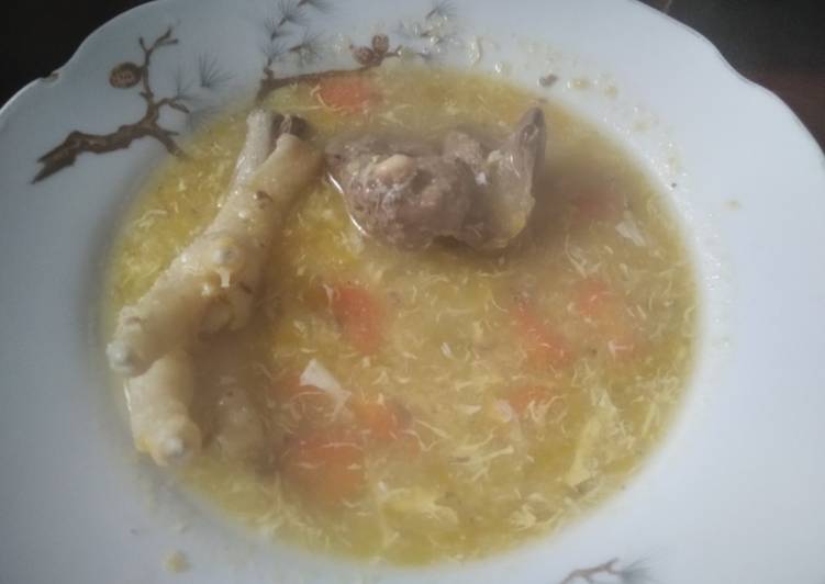 Sopa de sémola con carne y pollo