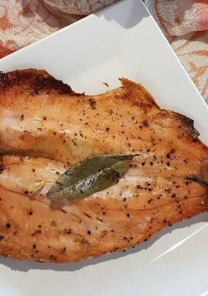 Una foto de Trucha a la parrilla. Ensalada de mejillones mix hojas verde