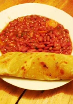 A picture of Stewed beans with chapati.