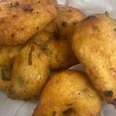 A picture of Urad dal vada/medu vada.