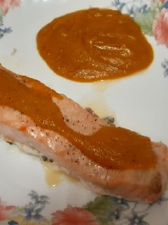 Una foto de Salmón al horno con salsa de zanahoria