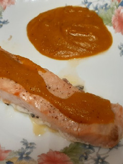Una foto de Salmón al horno con salsa de zanahoria