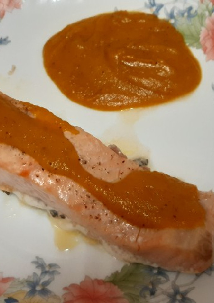 Una foto de Salmón al horno con salsa de zanahoria