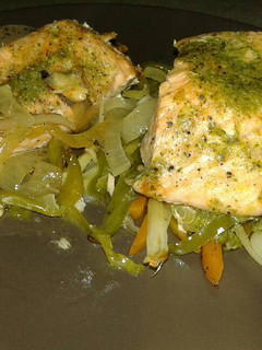 Una foto de Salmón con verduras